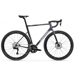 Basso Astra karbon országúti tárcsafékes kerékpár, Shimano 105 Di2 elektromos váltás