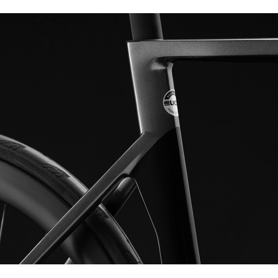 Basso Diamante SV aero karbon tárcsafékes országúti kerékpár Shimano Ultegra Di2 12 s Microtech RE38 karbon kerék