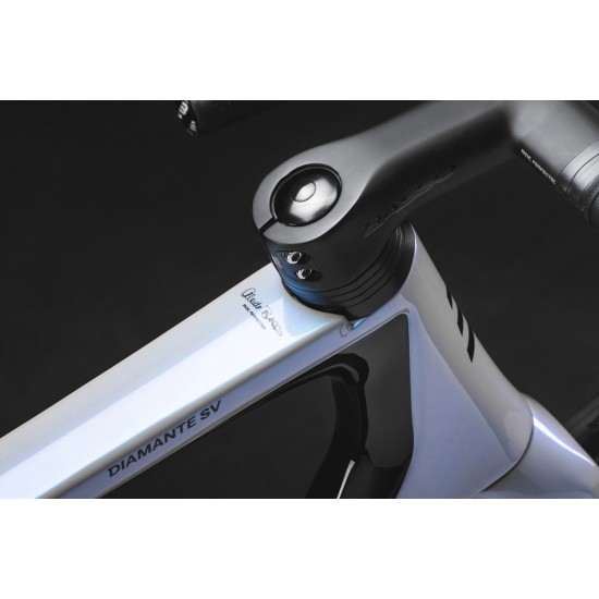 Basso Diamante SV aero karbon tárcsafékes országúti kerékpár Shimano Ultegra Di2 12 s Microtech RE38 karbon kerék