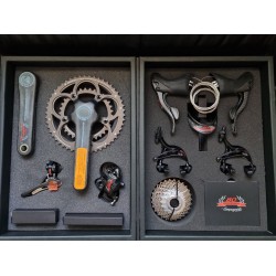 Campagnolo Super Record Titanium 80th Anniversary limitált alkatrész szett, díszdobozban, 172.5 mm 50-34 kompakt, 11-27 ÚJ Campagnolo Super Record Titanium 80th Anniversary limitált alkatrész szett, díszdobozban, 172.5 mm 50-34 kompakt, 11-27 ÚJ