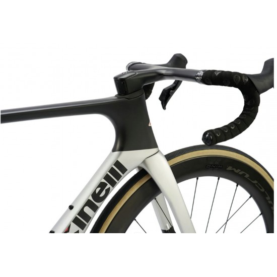 Cinelli Aeroscoop aero karbon országúti kerékpár tárcsafékes Shimano 105 Di2 12s