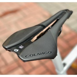 Colnago Prologo gyári nyereg, bemutató kerékpárról