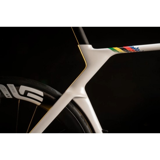 COLNAGO Y1Rs DISC tárcsafékes országúti aero kerékpár integrált karbon kormánnyal Shimano Dura-ace Di2 12s
