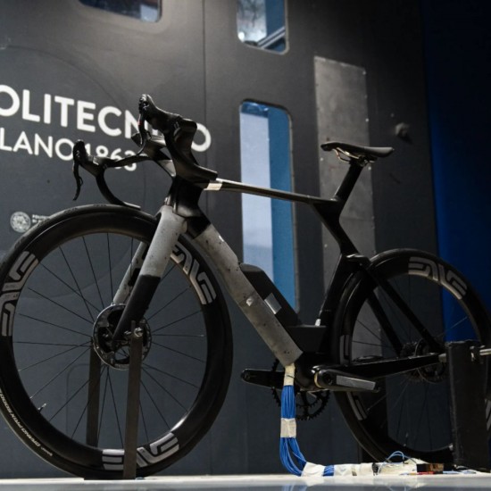 COLNAGO Y1Rs DISC tárcsafékes országúti aero kerékpár integrált karbon kormánnyal Shimano Dura-ace Di2 12s