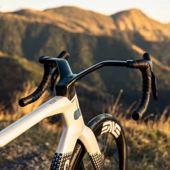 COLNAGO Y1Rs DISC tárcsafékes országúti aero kerékpár integrált karbon kormánnyal Shimano Dura-ace Di2 12s