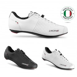 Crono CV2 országúti kerékpáros cipő Carbocomp kompozit vagy karbon talppal, klasszikus megjelenés de high-tech tulajdonságokkal Crono CV2 országúti kerékpáros cipő Carbocomp kompozit vagy karbon talppal, klasszikus megjelenés de high-tech tulajdonságokkal