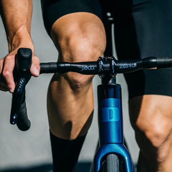 DEDA Zero 2 DCR RHM EVO lapított aero alu országúti kormány, rejtett kábelezéshez is DEDA Zero 2 DCR RHM EVO lapított aero alu országúti kormány, rejtett kábelezéshez is