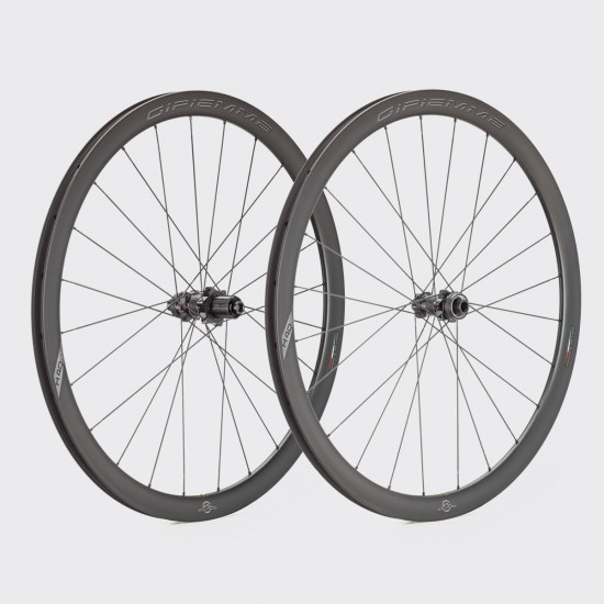 GIPIEMME kerékszett GPM H40 DISC CARBON Tubeless ready peremes, tárcsafékes országúti karbon kerék 40 mm profil Shimano SRAM Campagnolo GIPIEMME kerékszett GPM H40 DISC CARBON Tubeless ready peremes, tárcsafékes országúti karbon kerék 40 mm profil Shimano SRAM Campagnolo