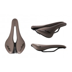 Selle Italia nyereg NOVUS BOOST EVO GRAVEL TM SUPERFLOW L3 145 mm méret, TM mangán ötvözet pálca, BARNA