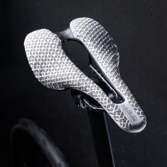 Selle Italia nyereg SLR BOOST SUPERFLOW KIT CARBONIO 3D L3 méret, FEHÉR, karbon pálcás, 3D nyomtatott felső rész
