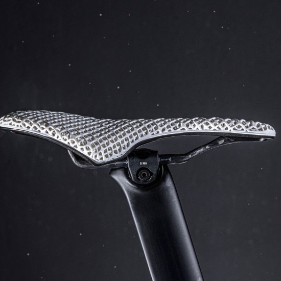 Selle Italia nyereg SLR BOOST SUPERFLOW KIT CARBONIO 3D L3 méret, FEHÉR, karbon pálcás, 3D nyomtatott felső rész