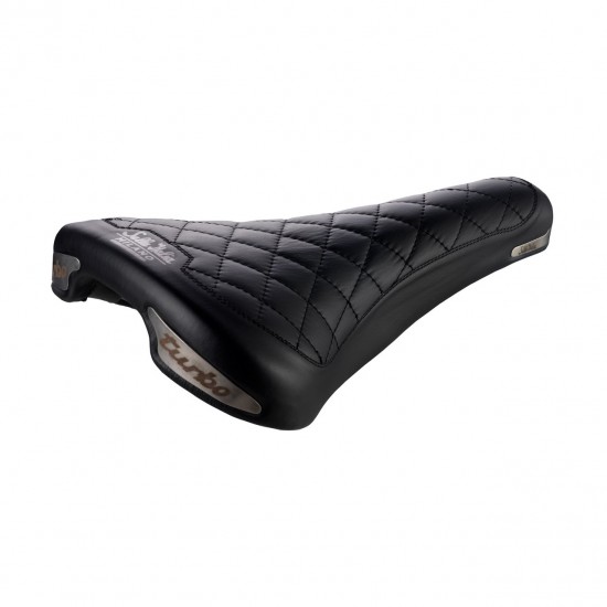 Selle Italia nyereg TURBO BONNIE klasszikus fekete steppelt bőr L1 146 x 275 mm méret, FEC szénacél ötvözet pálcás